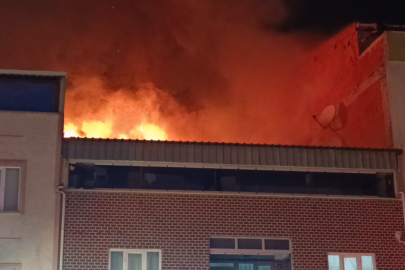 Bursa'da iki katlı evin çatısında çıkan yangın paniğe neden oldu