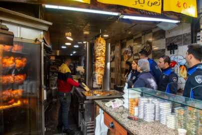 Dönerciden kurtlu salça ve turşu çıktı