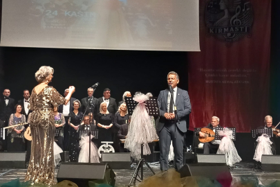 Öğretmenler günü konserinde sürpriz performans: Gemlik Belediye Başkanı Şükrü Deviren sesiyle alkış yağmuruna tutuldu!