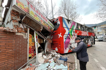 Faciadan kıl payı dönüldü! Öğrenci almaya gelen tur otobüsü dehşet saçtı: Manava çarparak durabildi