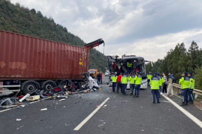Katliam gibi kaza! 7 ölü, çok sayıda yaralı