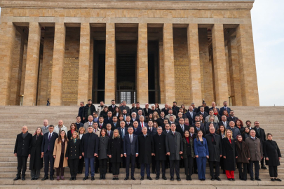 Özgür Özel'den Anıtkabir'de kritik mesaj: "Partimiz kapatma tehdidi altında, saldırıları boşa çıkaracağız!"