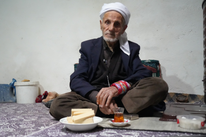 Yarım asırlık yaşam sırrı: 86 yaşındaki Rüstem dede, 50 yıldır sadece çay ve gofretle besleniyor