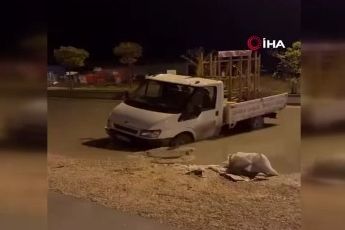 Ankara’da şiddetli yağış yol çökertti: Kamyonet dakikalarca kurtarılmayı bekledi