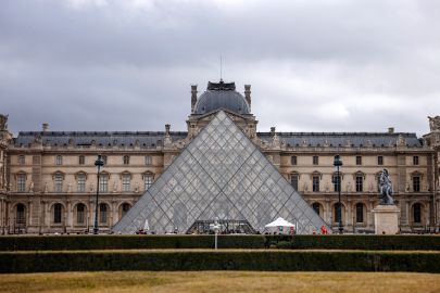 Louvre Müzesi'nde skandal: Bu kez soygun değil su vurdu! 400 nadir kitap hasar