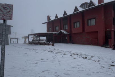 Yılbaşı öncesi Uludağ beyaza büründü: Oteller hazırlıklara başladı