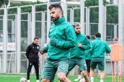 Bursaspor Ankara Demirspor mesaisini sürdürüyor