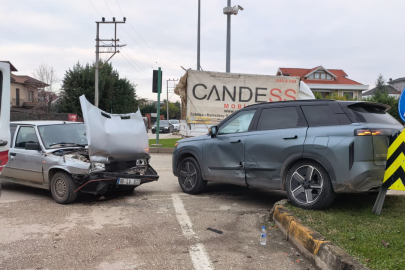 Kırmızı ışıkta geçen otomobil ile cip çarpıştı 2 yaralı