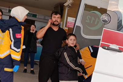 Bahçede nacakla oynayan çocuğun parmağı kopma noktasına geldi