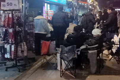 İndirim uykuyu kaçırdı, kamp sandalyesini alan kuyruğa girdi