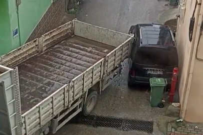 Sokak arasında dönüş yapamadı, hafif ticari aracı pert etti: Kamyon sürücüsü kayıp