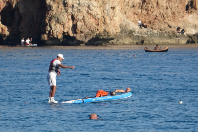 Aralık ortasında yazdan kalma günler: Karla kaplı Beydağları gölgesinde denize girdiler