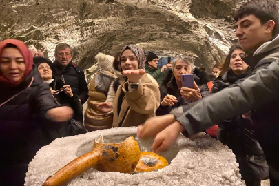 Yerin 150 metre altındaki bu mağarada şifa arıyorlar