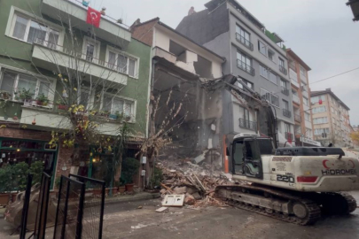 Bursa'da ilginç yıkım paniği: İş makinesi zirveden değil zeminden başlayınca ortalık toz duman oldu"