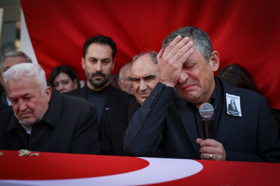 CHP Lideri Özgür Özel gözyaşlarını tutamadı: Manisa'nın ilk kadın Belediye Başkanı Gülşah Durbay son yolculuğuna uğurlandı