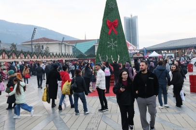 Osmangazi Meydanı yeni yıl festivali başladı: Eğlence 1 Ocak'a kadar sürecek