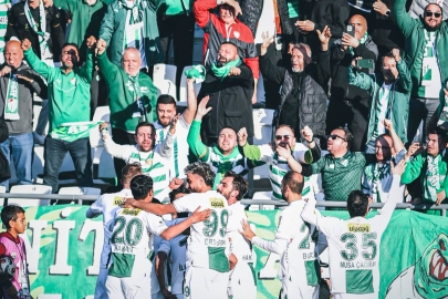 Bursaspor'dan kritik galibiyet: Somaspor'u 3-0 yenerek liderliğe yükseldi!