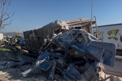 Bursa çevre yolunda feci kaza: Kamyon sürücüsü itfaiyenin nefes kesen operasyonuyla kurtarıldı