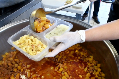 İznik Belediyesi’nden 365 gün sıcak yemek desteği: İhtiyaç sahiplerinin sofrası boş kalmıyor