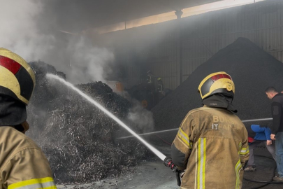 Nilüfer’de metal geri dönüşüm fabrikası alevlere teslim oldu