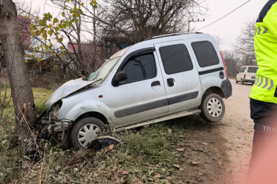 İnegöl’de kaza: Kontrolden çıkan araç ağaca çarptı, anne ve 4 yaşındaki kızı yaralandı