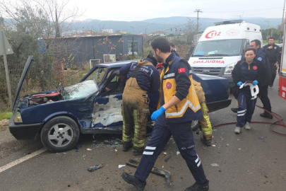 Orhangazi’de ters şerit iddiası: TOFAŞ ile kamyonet çarpıştı, 1 yaralı