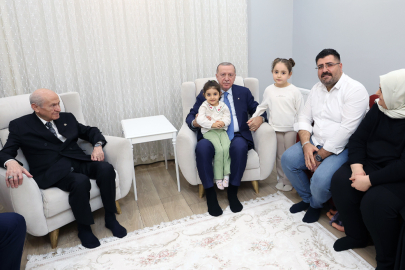 Cumhurbaşkanı Erdoğan, depremzede aileyi yeni yuvasında ziyaret etti