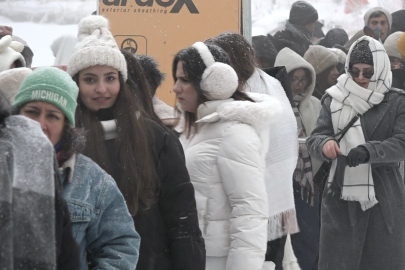 Uludağ’da sezon hızlı başladı: Pistler doldu taştı, telesiyejlerde metrelerce kuyruk oluştu!