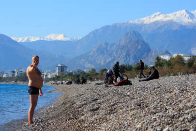 Türkiye karla mücadele ederken Antalya'da deniz sefası