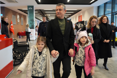 Özgür Özel, Ferdi Zeyrek'in ikiz kızlarını da okula götürdü