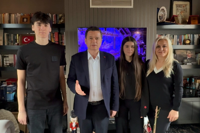 Osmangazi Belediye Başkanı Erkan Aydın’dan ailece yeni yıl mesajı