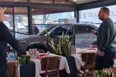 Ünlü sanatçı Cahit Berkay, kullandığı araçla restorana daldı