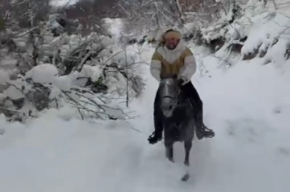 Kar üstünde dört nala at şovu