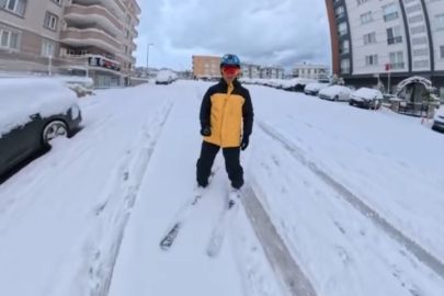 Bursa'da işe kayakla gitti
