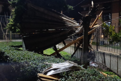 Lodos İnegöl’de çatıları söküp attı