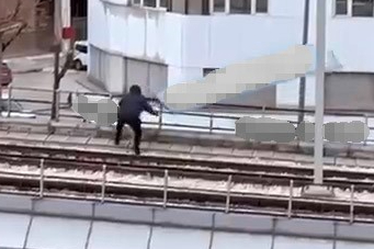 Bursa’da rüzgar facianın eşiğine getirdi: Vatman raylara indi