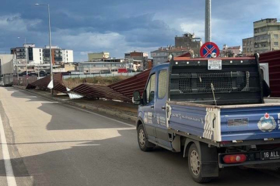 Bursa’da fırtına alarmı: Çatılar uçtu, ağaçlar devrildi, ekipler anında yetişti!