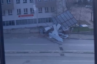 Keles'te cami çatısı uçtu!