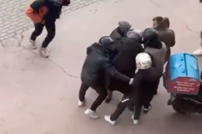 Lodosta insan zinciri: Yaşlı kadına kurye kalkanı