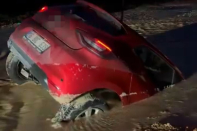 Otomobil bataklığa saplandı, sürücü son anda kurtuldu