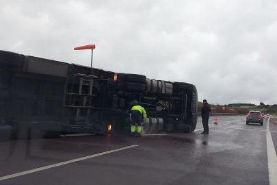 Bursa-İstanbul otoyolunda dehşet anları: Fırtına tırı viyadükten geçerken devirdi!