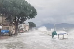 Gemlik sahili savaş alanına döndü: Deniz taştı, çatılar uçtu, maddi hasar büyük