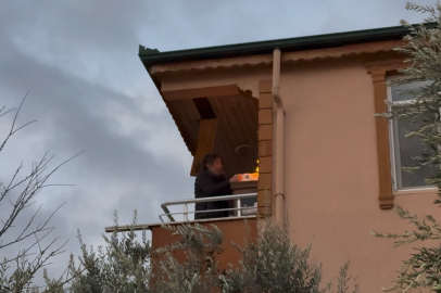 İznik'te inanılmaz görüntüler: Alevlerin arasında ağzında sigarayla eşyaları aşağı attı!