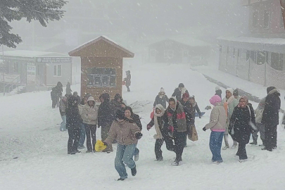 Uludağ’da kar keyfi: Pistler doldu, otellerde yer kalmadı