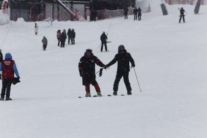 Uludağ’da kar kalınlığı 76 santimetreye ulaştı: Kayakçılar zirveye akın etti!
