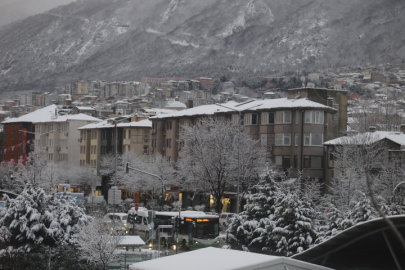 Bursa güne beyaz örtüyle uyandı
