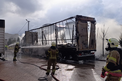 Bursa'da sünger yüklü tır küle döndü