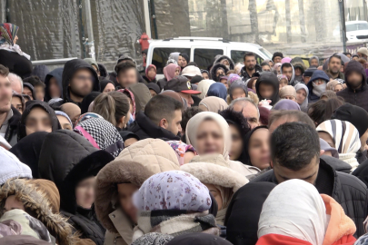 Bursa Yıldırım’da mağaza açılışında izdiham: 100 TL’ye ev eşyaları kapışıldı