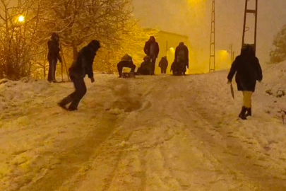 İstanbul’da kar sonrası sokaklar oyun alanına döndü