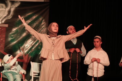 “Miras Değil Mübarek” tiyatro oyunu ikinci kez sahnelendi: Engelli oyuncular ayakta alkışlandı